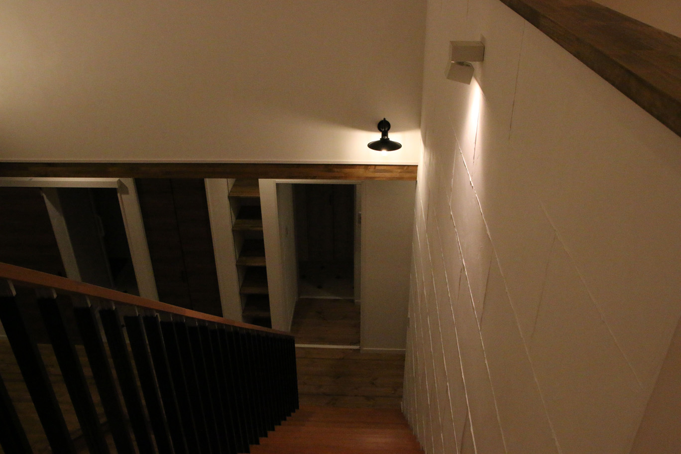 夜中に配慮した階段照明